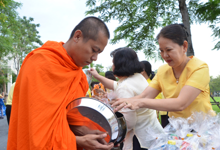 บัณฑิตวิทยาลัย ร่วมพิธีทำบุญตักบาตร และถวายราชสดุดีเฉลิมพระเกียรติ สมเด็จพระเจ้าอยู่หัวมหาวชิราลงกรณบดินทรเทพยวรางกูร เนื่องในโอกาสวันเฉลิมพระชนมพรรษา 66 พรรษา   