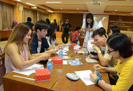 คุณช้างจับมือ