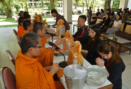 บัณฑิตวิทยาลัย รดน้ำขอพร ทำบุญเพื่อเป็นสิริมงคล เนื่องในเทศกาลประเพณีวันสงกรานต์ 2560